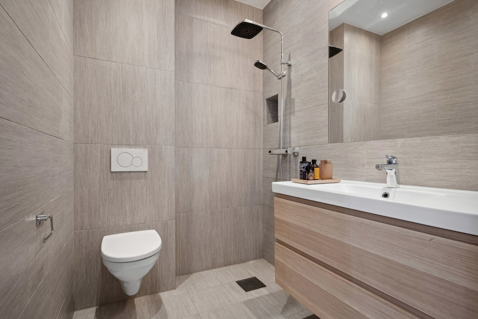 Baderom I, 2. etasje: Lekkert baderom fra 2017 med fliser i en delikat, beige utførelse. Varmekabler i gulv. Galleribilde