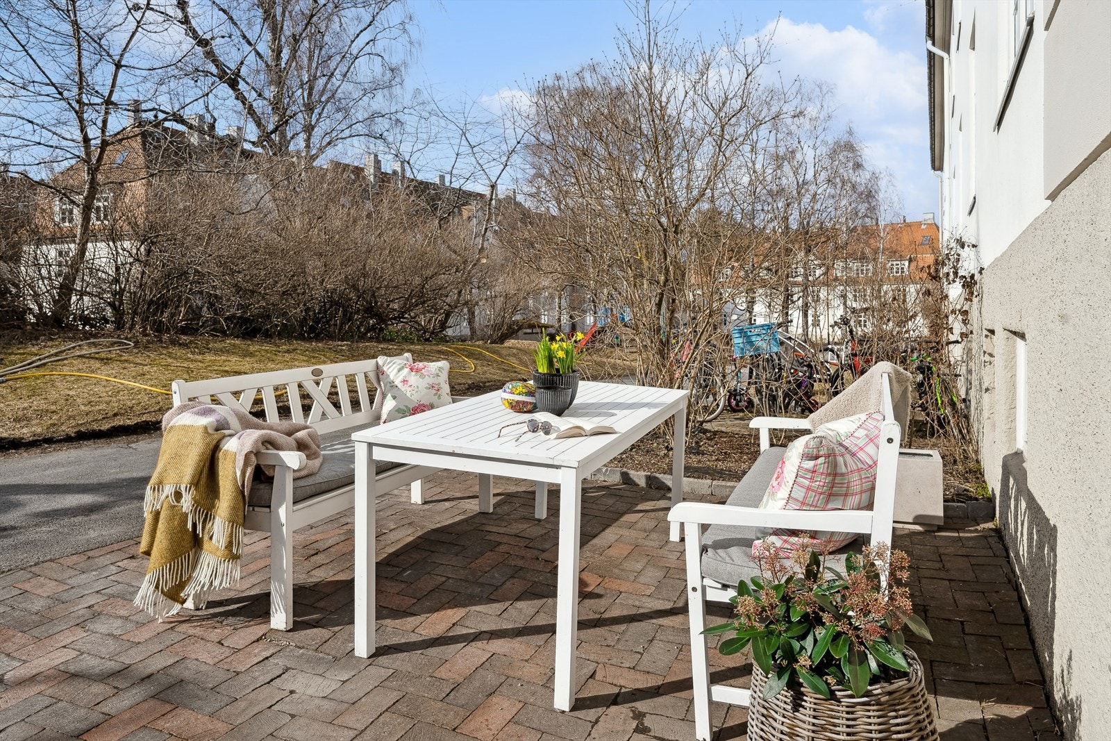 Koselig sittegruppe rett utenfor oppgangen i en "privat" del av bakgården. Sol fra ca. kl. 10.00 til kl. 20.00 sommerstid. Galleribilde