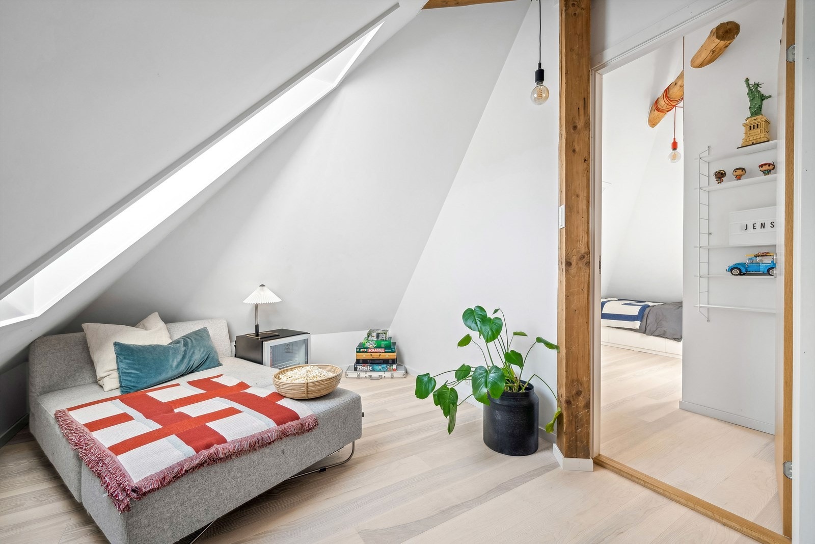 Loftsetasjen ble endret fra råloft til innredet areal i 2020, med baderom etablert i 2022/2023. Vinduer fra 2020. Galleribilde