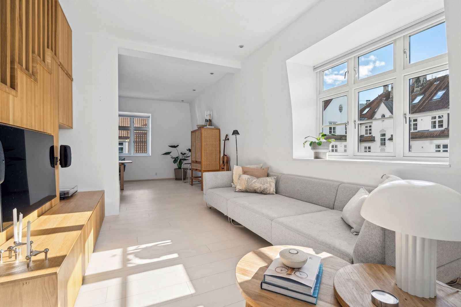 De lyse overflatene i kombinasjon med boligens mange vinduer gir en god og luftig romfølelse. Vinduer på hovedplan fra 2007. Galleribilde