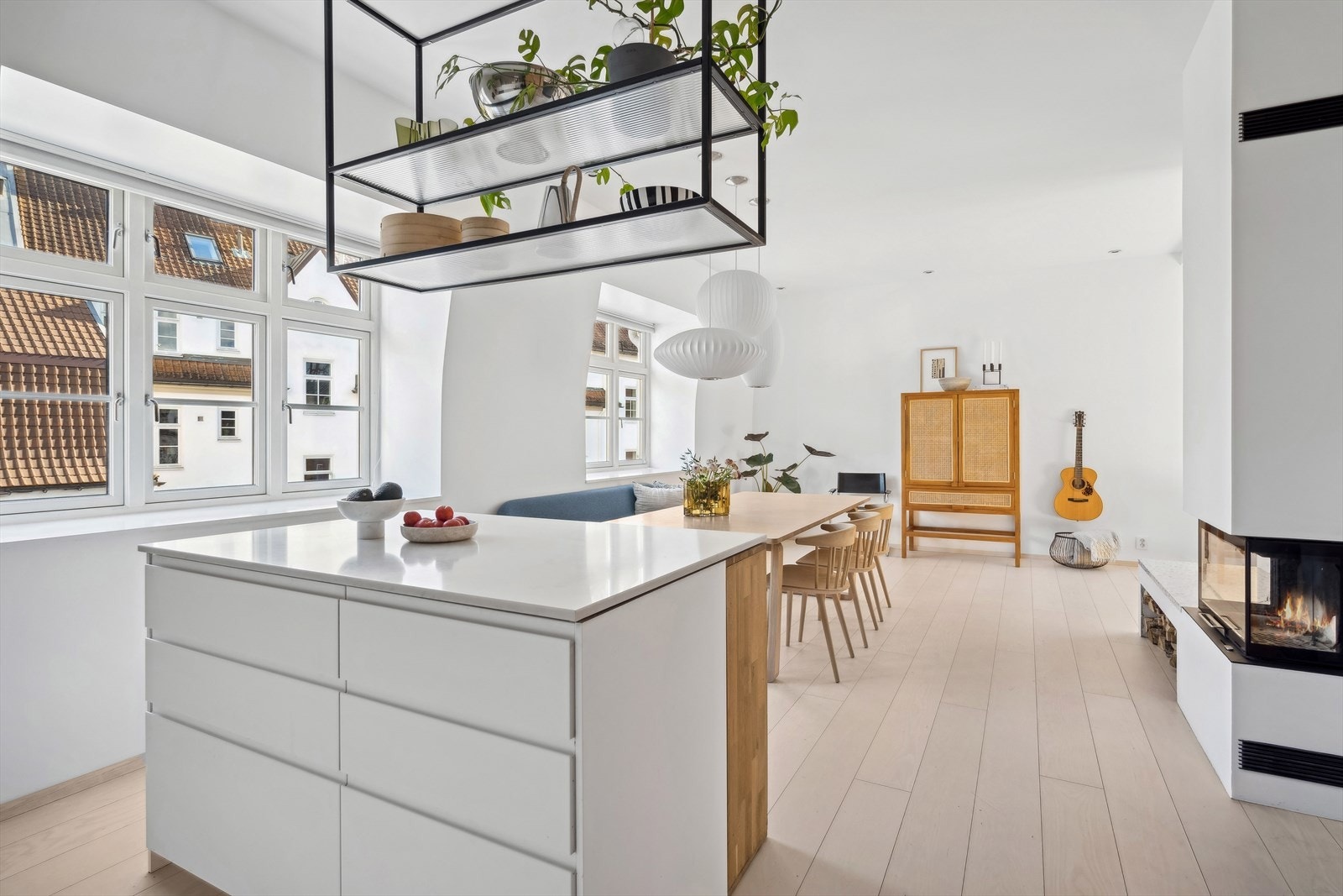 Kjøkken, spiseplass og stue utgjør et stort sosialt allrom. Ifm. etablering av kjøkken ble det fjernet en bærevegg (ferdigattest foreligger). Galleribilde