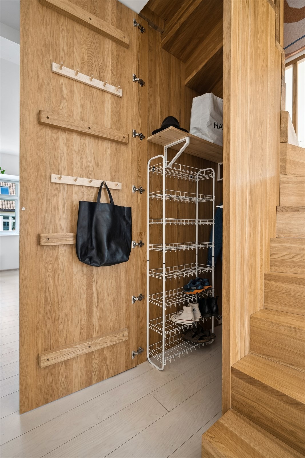 Oppbevaringsplass for yttertøy og sko der hele arealet under trappen er utnyttet. Galleribilde