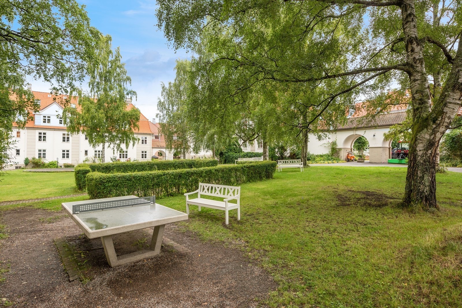 Bakgården har stor boltreplass med bordtennisbord og hyggelige sittegrupper rundt om. Galleribilde