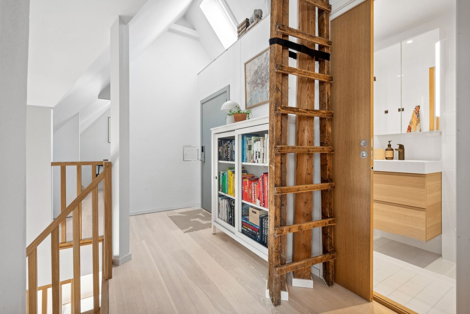 Gang med egen inngang til loftetasjen t.h. Galleribilde