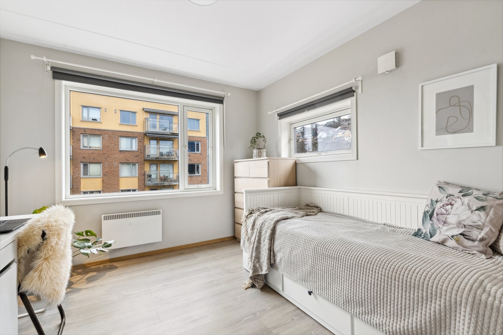 Soverom av god størrelse, her er det god plass til en stor seng og tilhørende soveromsmøblement. Galleribilde
