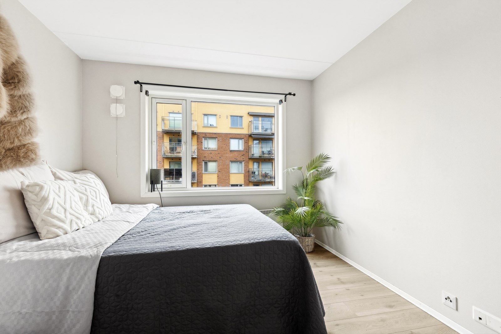 På soverommet gir det store vinduet rikelig med naturlig lys som fyller rommet med en god atmosfære. Galleribilde