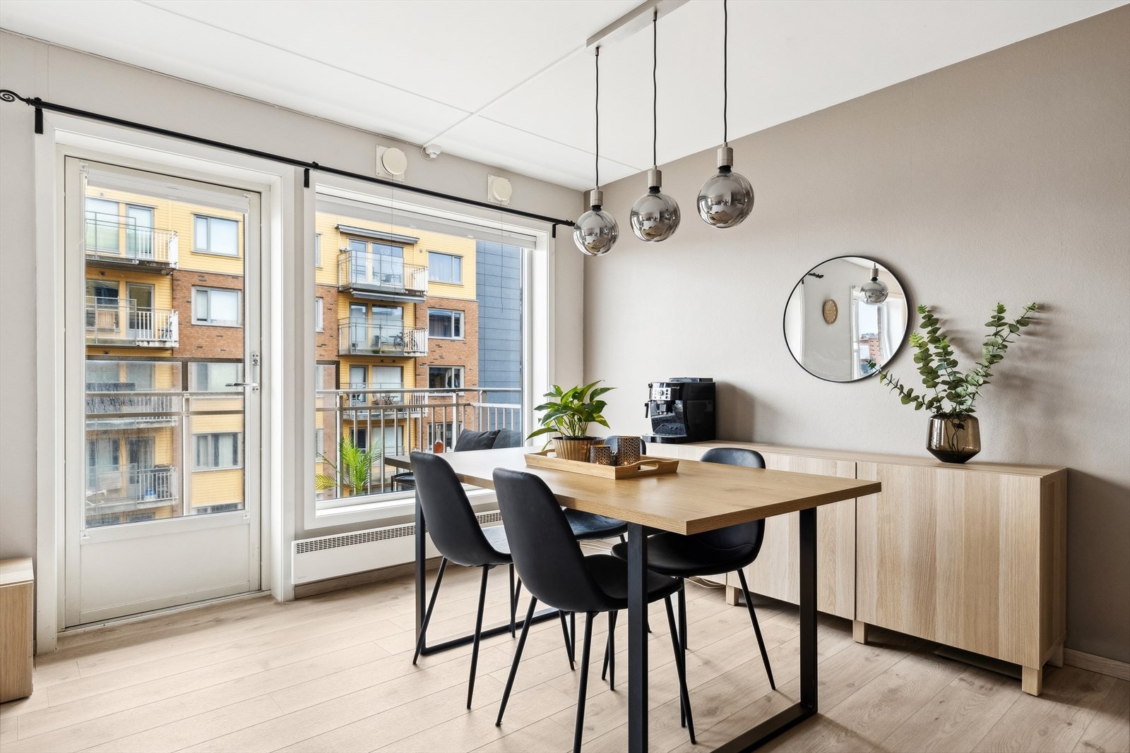 Boligen har en koselig spisestue skapt for gode samtaler og minneverdige øyeblikk med venner. Et ideelt sted å samle seg rundt bordet og dele måltider og latter. Galleribilde