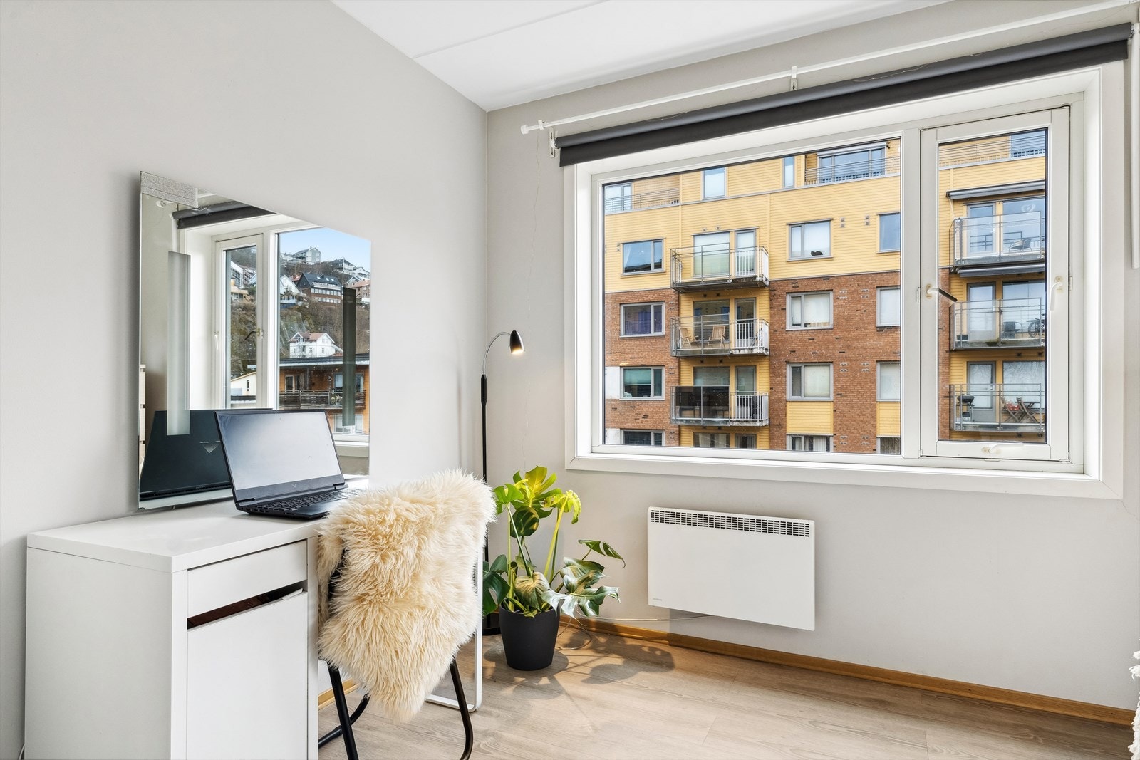 Soverommets store vindu er med på å skape en lys og hyggelig atomsfære. Galleribilde