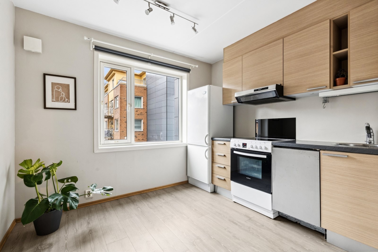 Lyst og fint kjøkken som står i stil med resten av hybelen. Galleribilde
