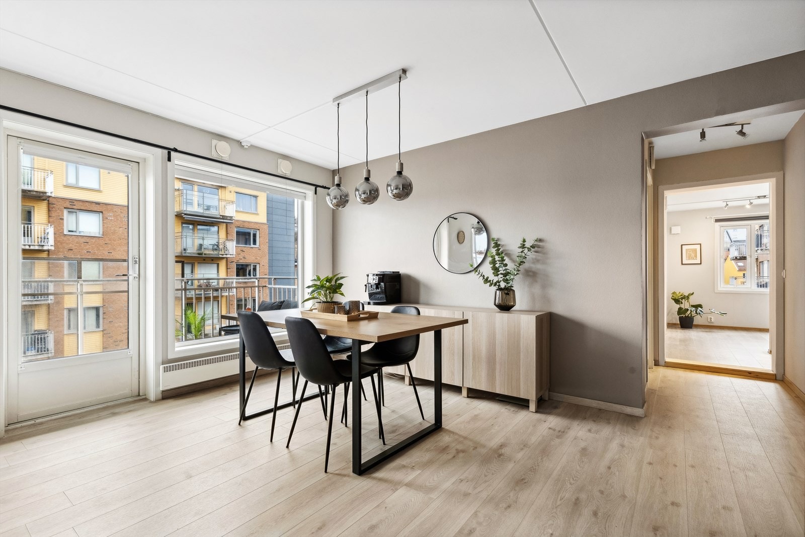 Rommet flommer over av naturlig lys og har et elegant 1-stavs laminatgulv som gir en følelse av varme og stil. Galleribilde