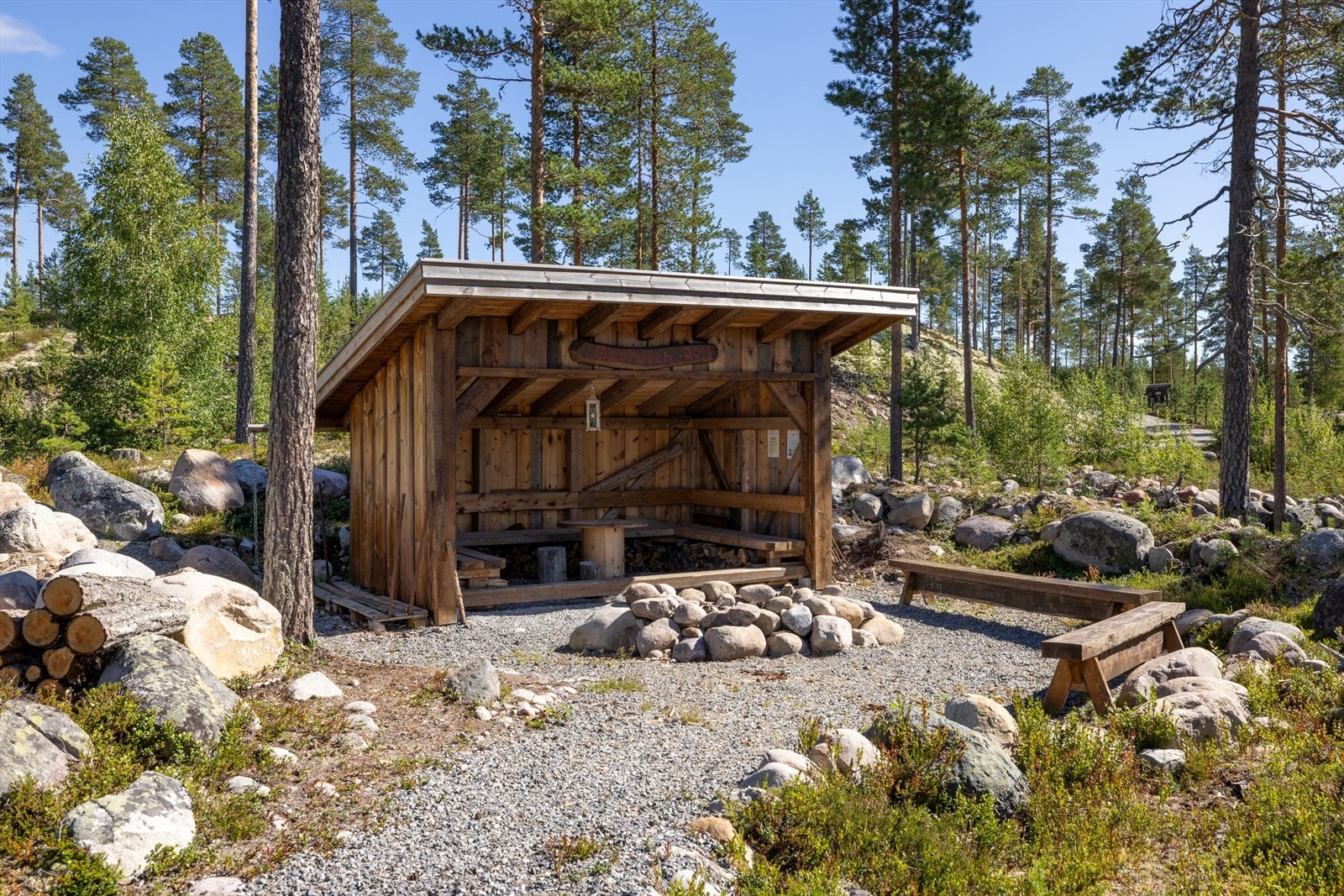 Gapahuk med benker både innvendig og utvendig. Galleribilde