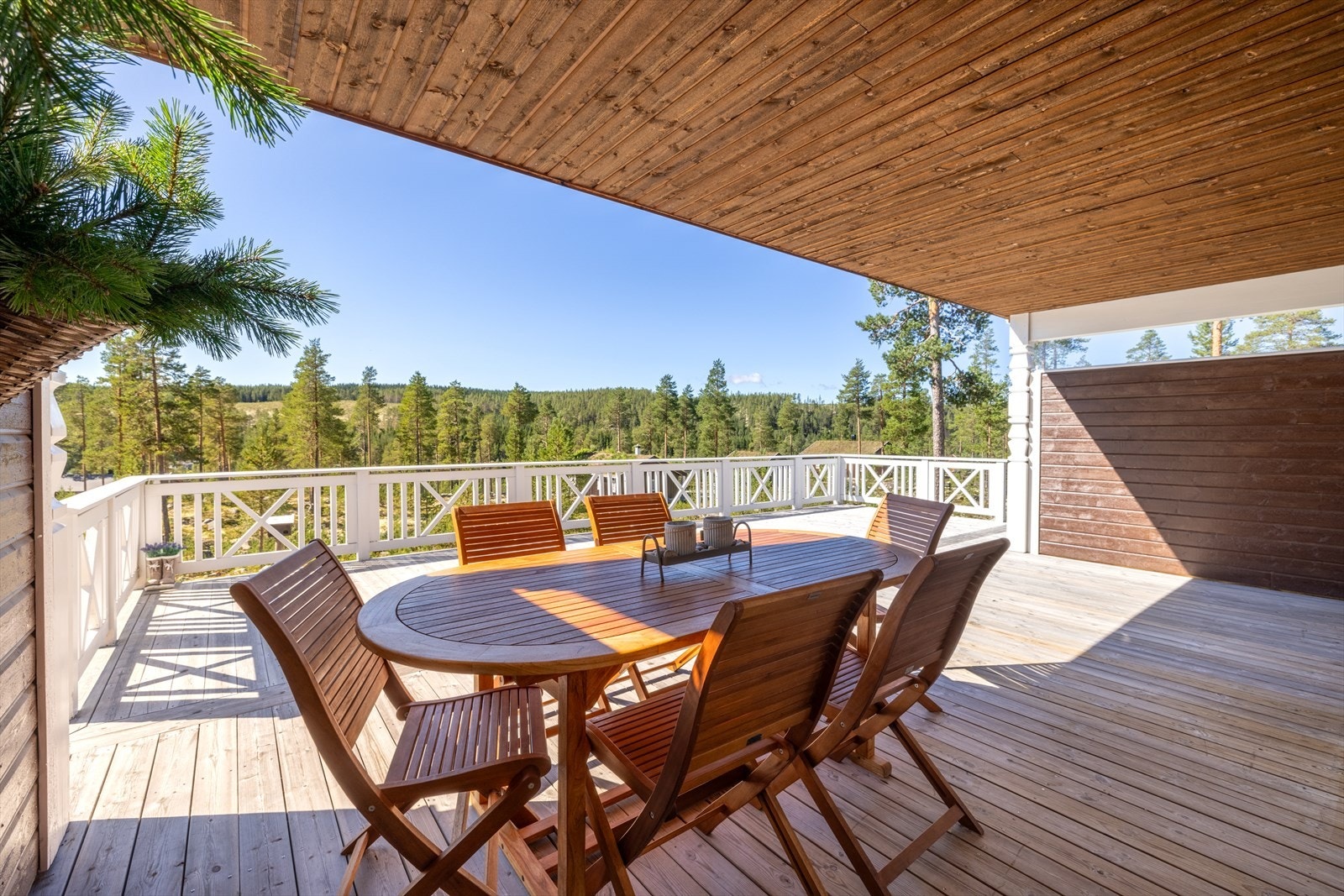 Stor, dels overbygget terrasse med fin utsikt. Galleribilde