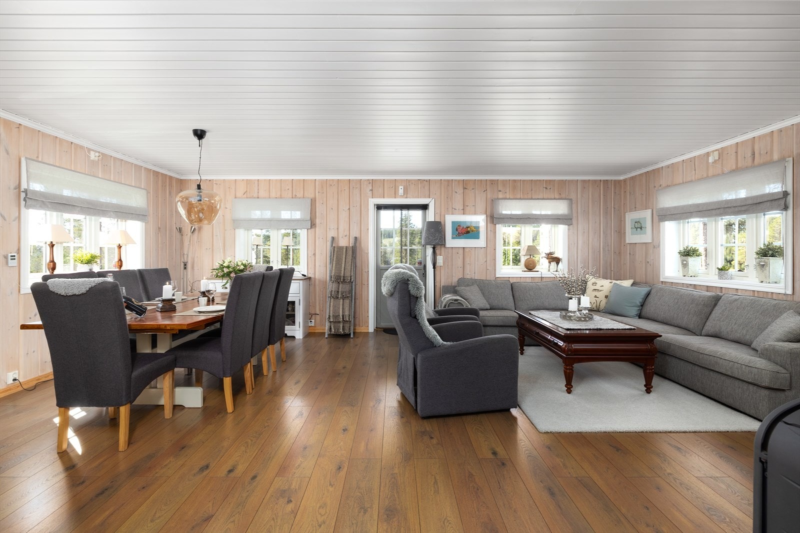 Lys, koselig stue med god plass til sofakrok og spisestue. Galleribilde