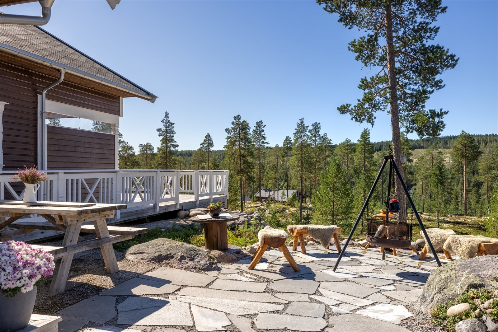 Koselig uteområde med benker og bålpanne. Galleribilde