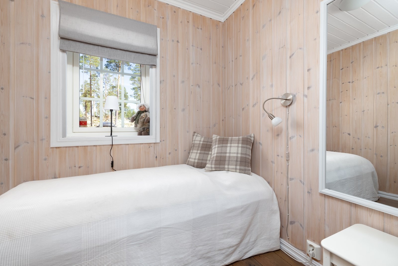 Soverom i 1.etasje innredet med enkeltseng. Galleribilde