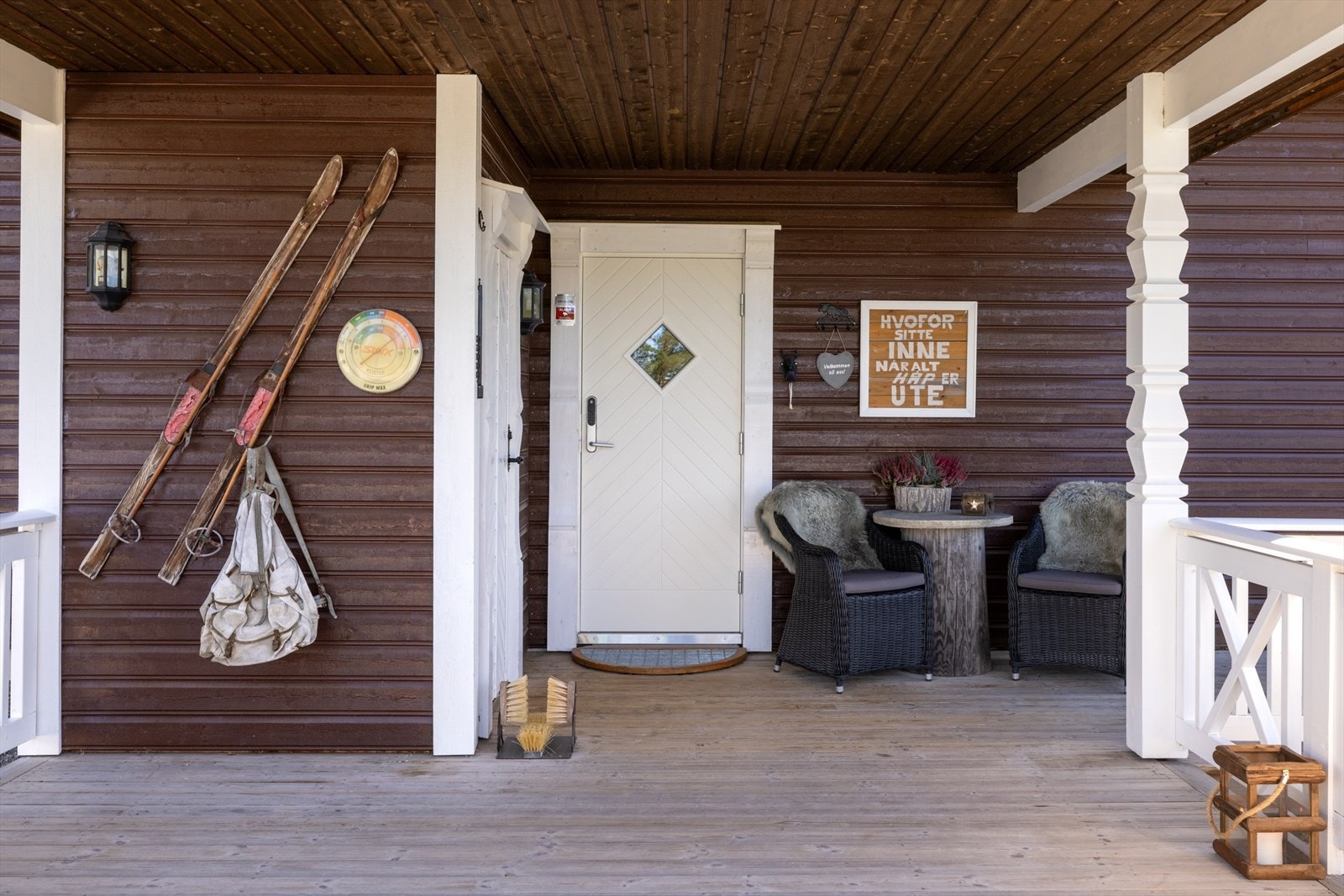 Koselig inngangsparti med adkomst til veranda. Galleribilde