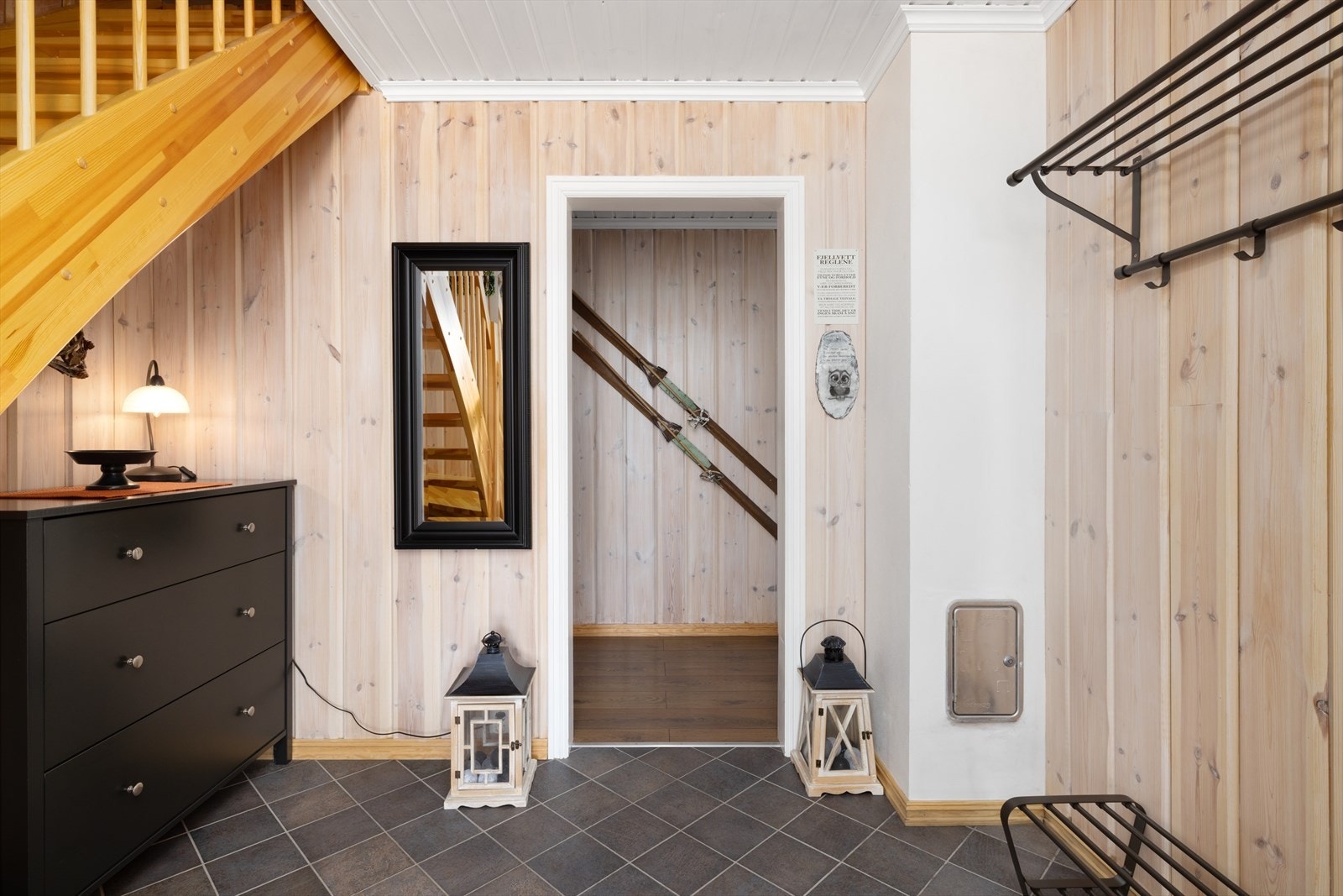 Romslig entre, med elektriske varmekabler i gulvet. Galleribilde