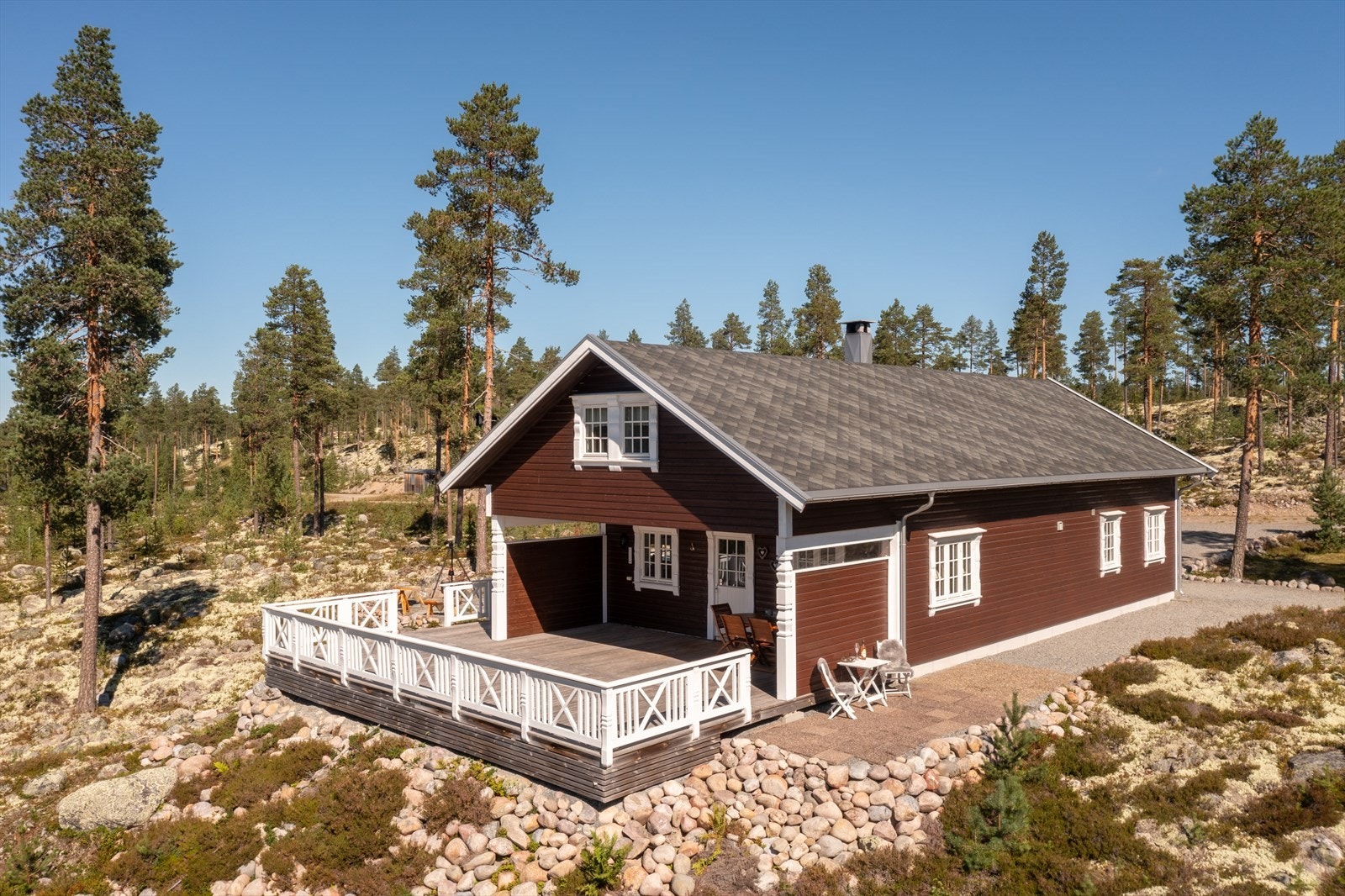 Bilvei helt frem til hytta. Galleribilde