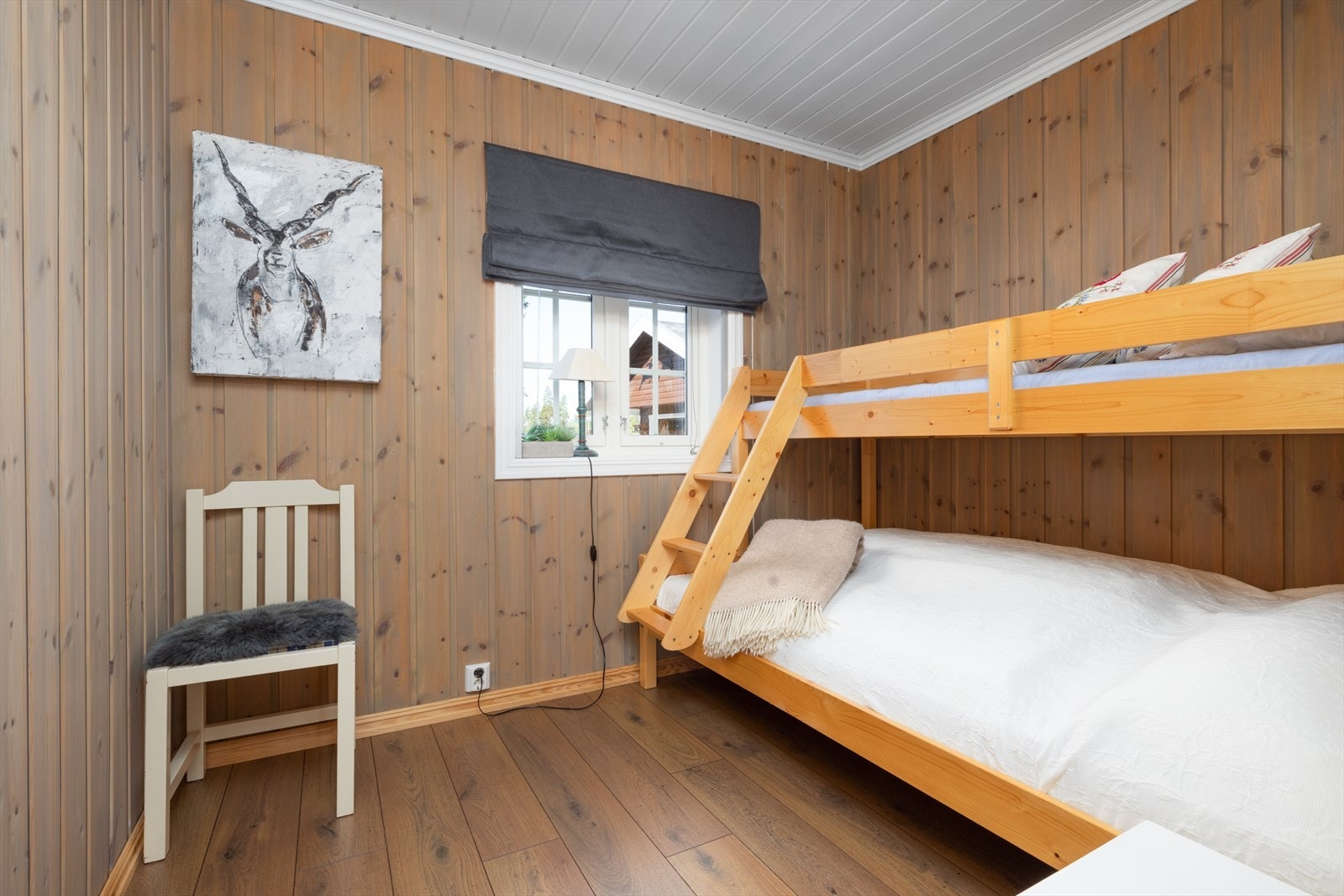 Soverom i 1.etasje innredet med familiekøye. Galleribilde