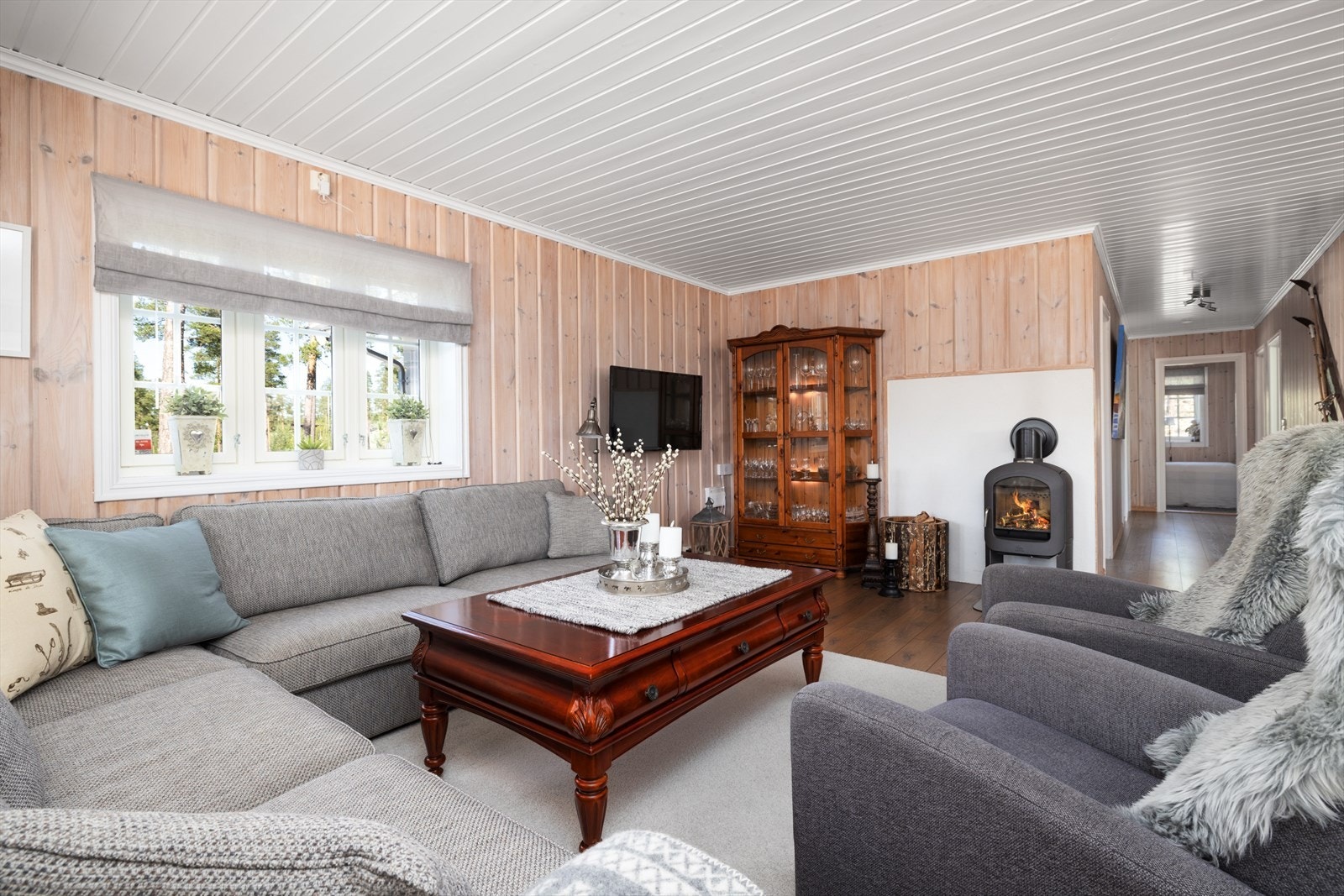 Stuen varmes opp med blant annet vedfyring. Galleribilde