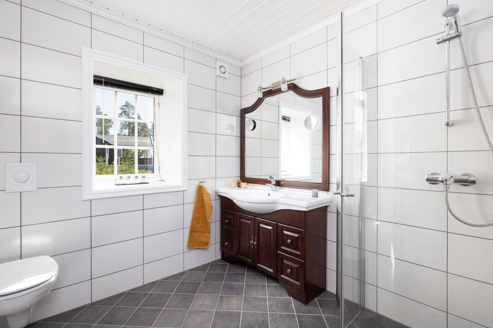 Flislagt bad med elektriske varmekabler i gulvet. Galleribilde