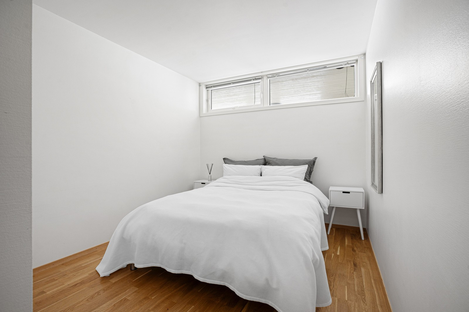 Soverommet er av fin størrelse med plass til dobbelseng og tilhørende møblement.