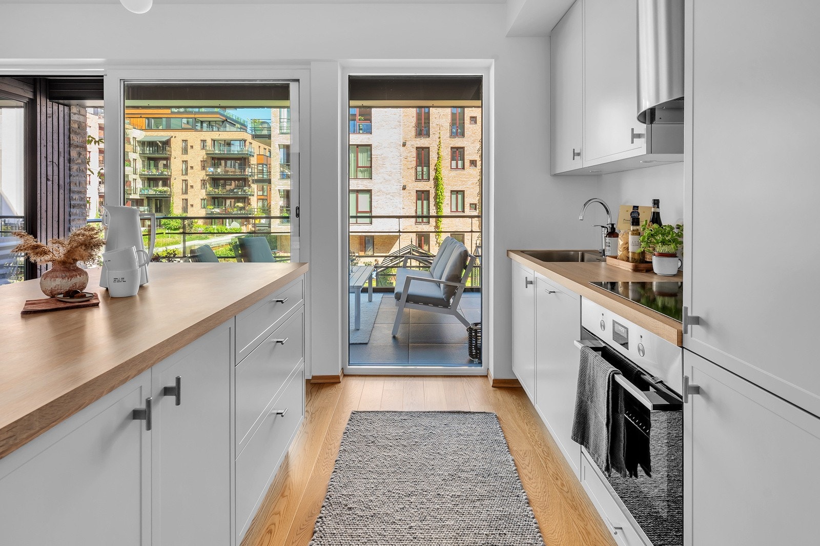 Store vindusflater gir godt med naturlig lysinnslipp Galleribilde