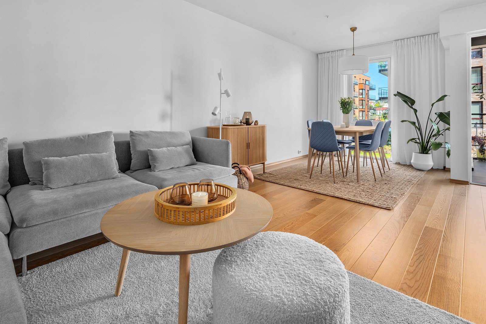 Romslig stue med god plass til både spisebord og sofagruppe Galleribilde