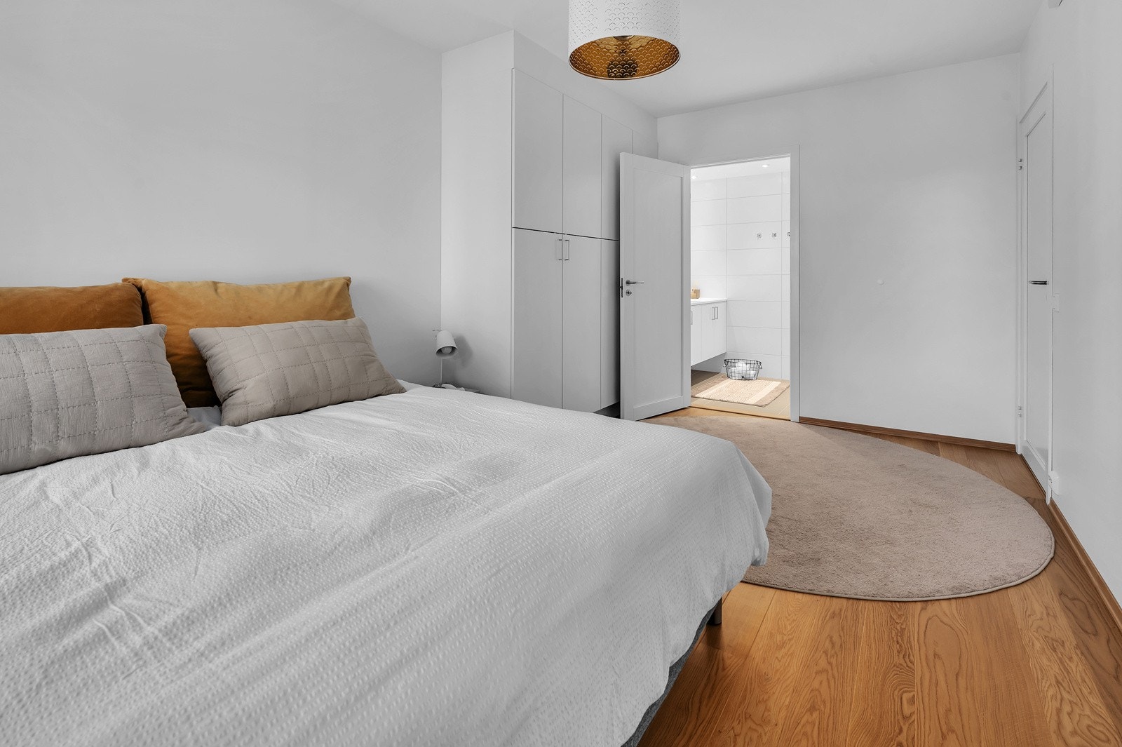 Hovedsoverom har tilgang til eget bad Galleribilde