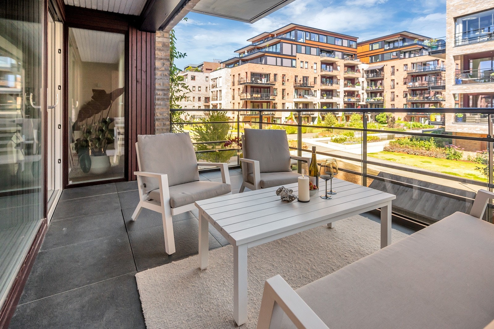 Overbygd og lun uteplass Galleribilde