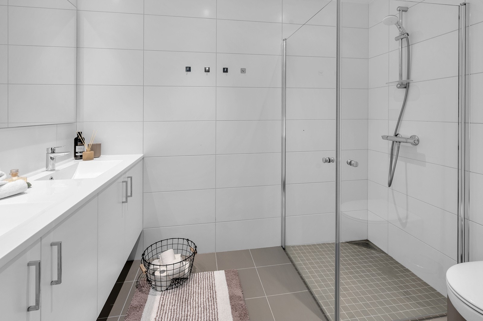 Flott flislagt bad med vannbåren gulvvarme Galleribilde