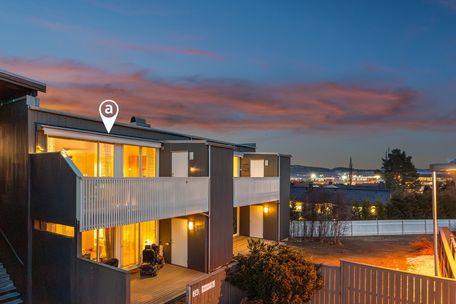 Eiendommen ligger sentralt og barnevennlig til, med nærhet til bl.a. barne- og ungdomsskole. Galleribilde