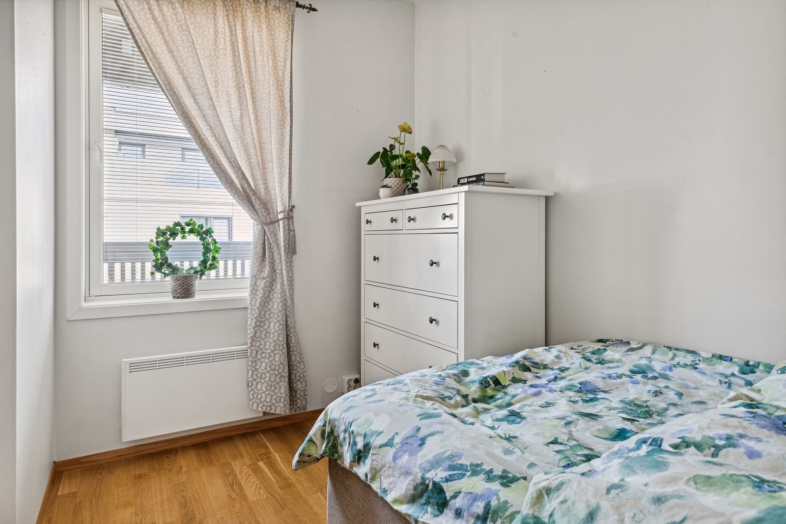 Store soveromsvinduer sørger for rikt, naturlig lysinnslipp på dagtid. Galleribilde