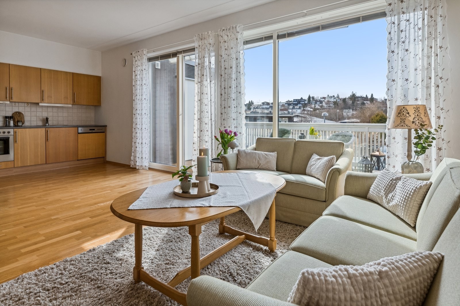 Stuen og kjøkkenet danner et luftig og innbydende allrom på ca. 27,5 kvm. Galleribilde