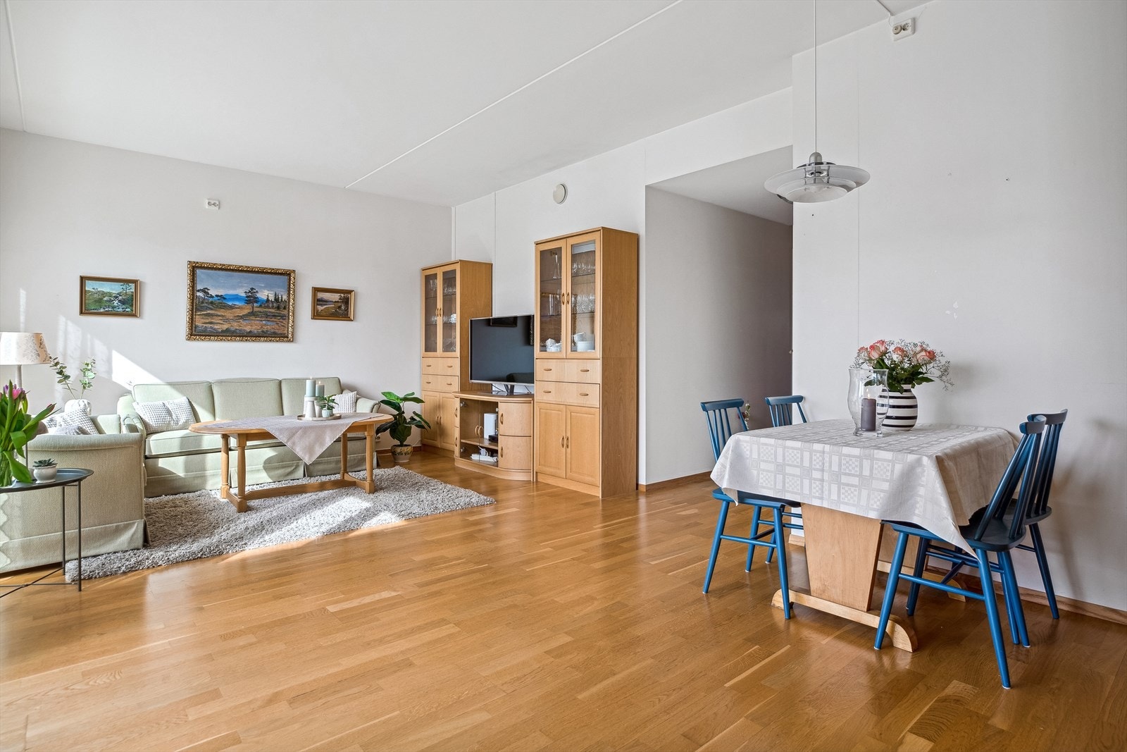 Det er god plass til sofagruppe, tv-/mediastasjon og en spisestue. Galleribilde