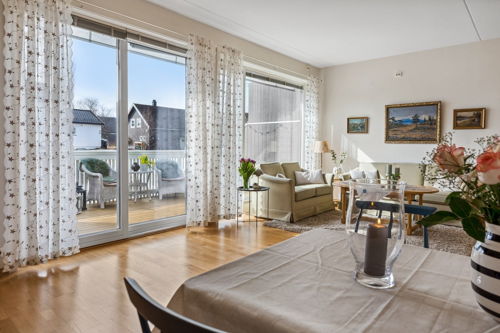 Det er lagt gyllen, trestavs parkett i alle oppholdsrommene. Galleribilde