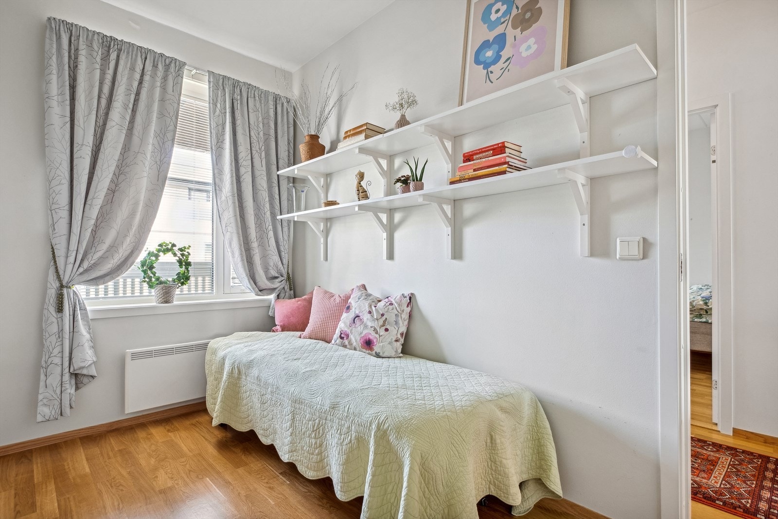 Leiligheten varmes opp elektrisk med panelovner i enkelte rom. Galleribilde