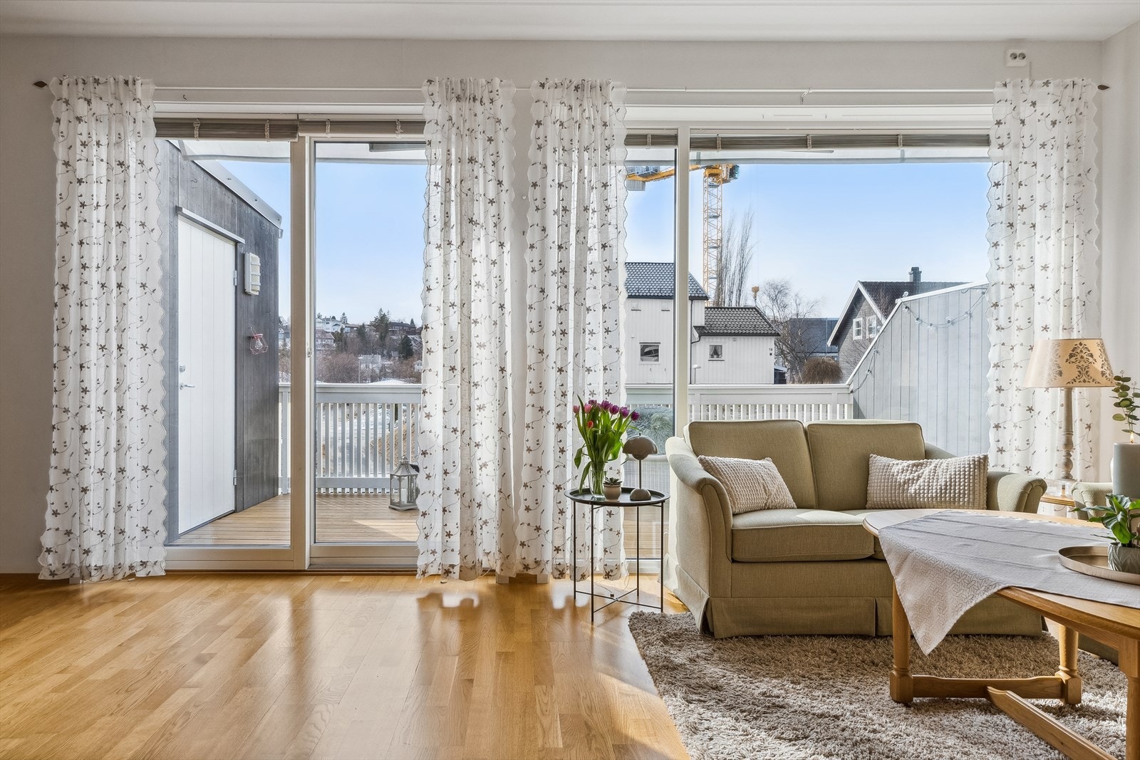 Balkongen utenfor allrommet fungerer som en fin romforlengelse i sommerhalvåret. Galleribilde