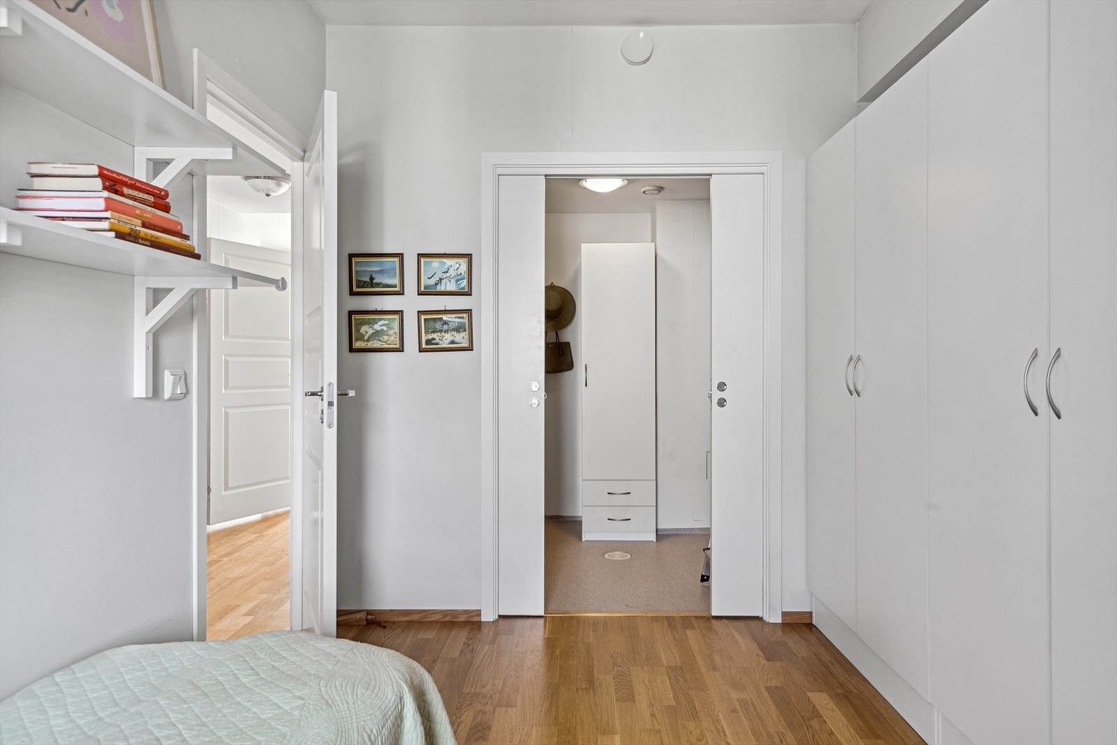 I tilknytning til hovedsoverommet er det en innebod på ca. 5,5 kvm. Galleribilde