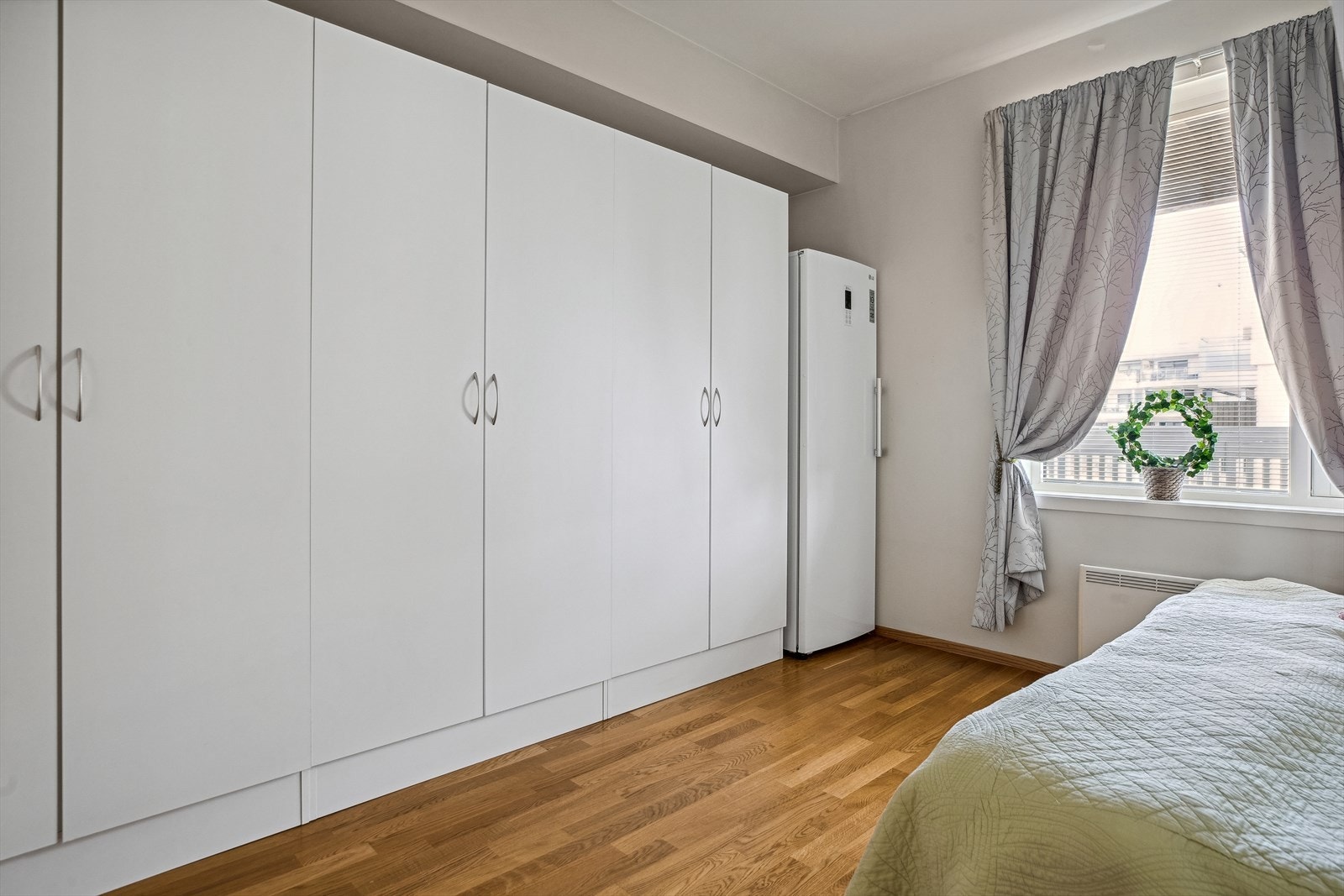 På hovedsoverommet er det god oppbevaringsplass i en bred rekke med garderobeskap. Galleribilde