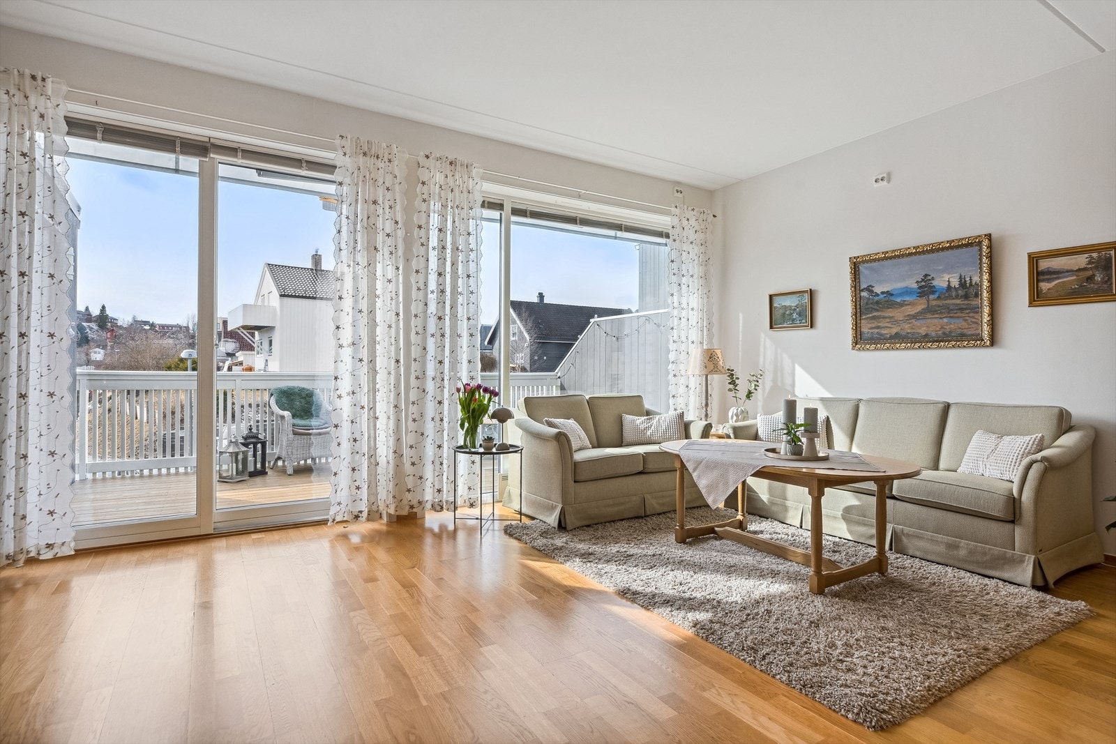 Dagslyset som strømmer inn via store vinduer gjenspeiles fint i de lysmalte overflatene. Galleribilde