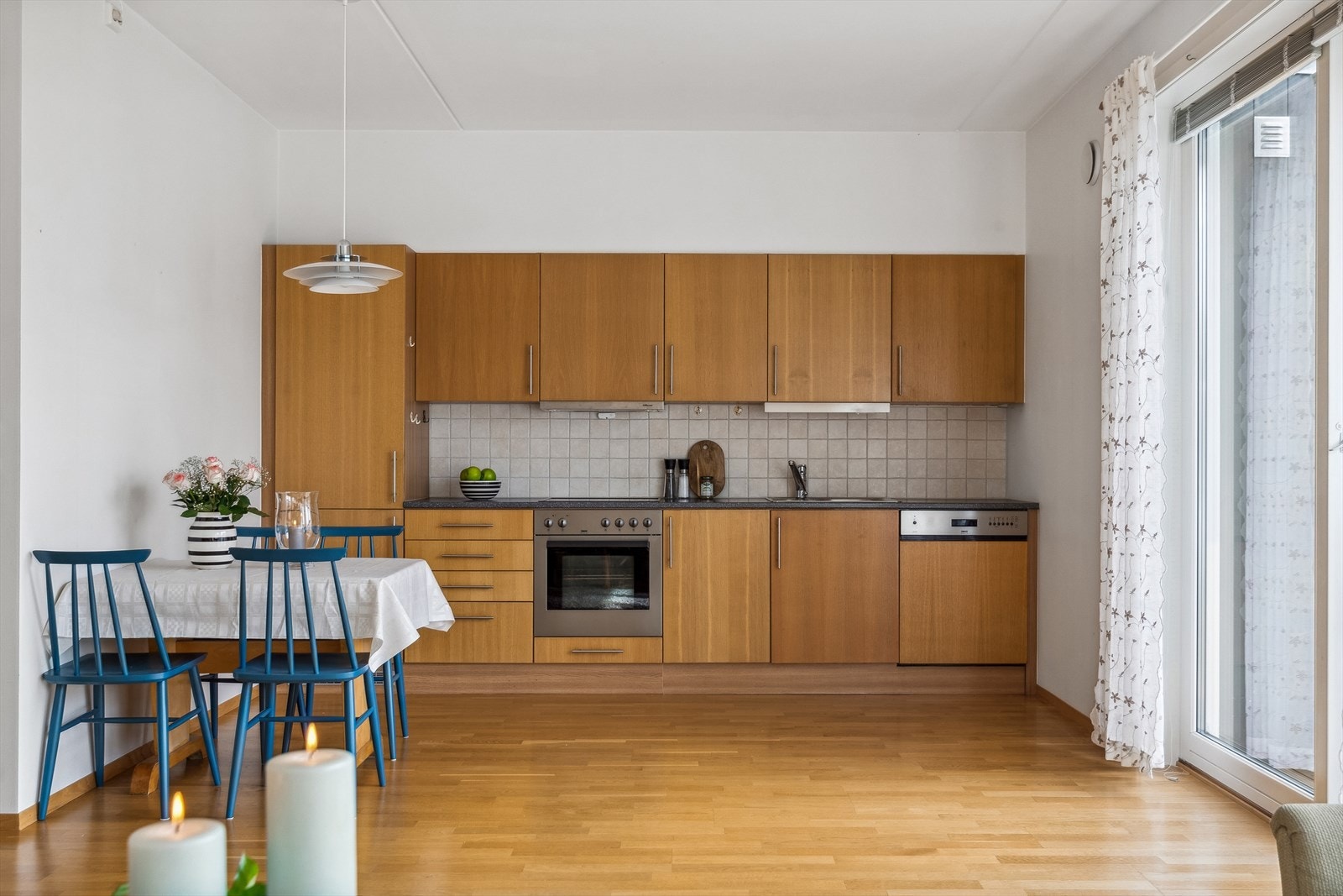 Kjøkkenet er stilrent og pent med god skap- og benkeplass. Galleribilde