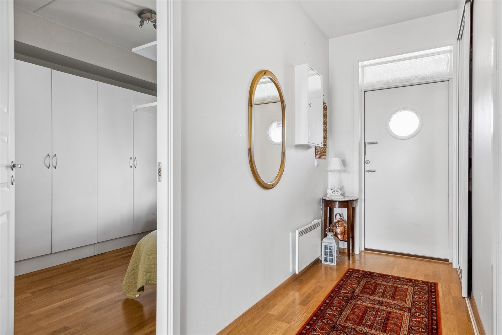 Leiligheten har adkomst via felles oppgang med heis og trapper til svalgang. Galleribilde