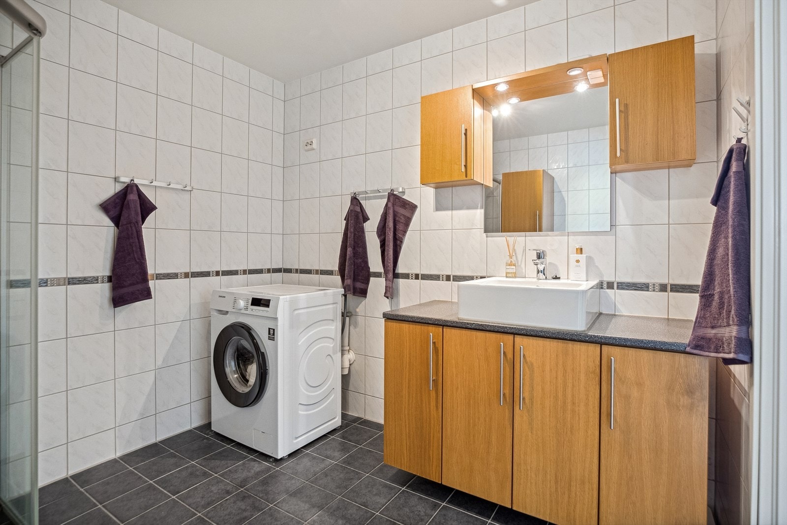 Badet er helfliset, utstyrt med gulvvarme og måler ca. 6,5 kvm. Galleribilde