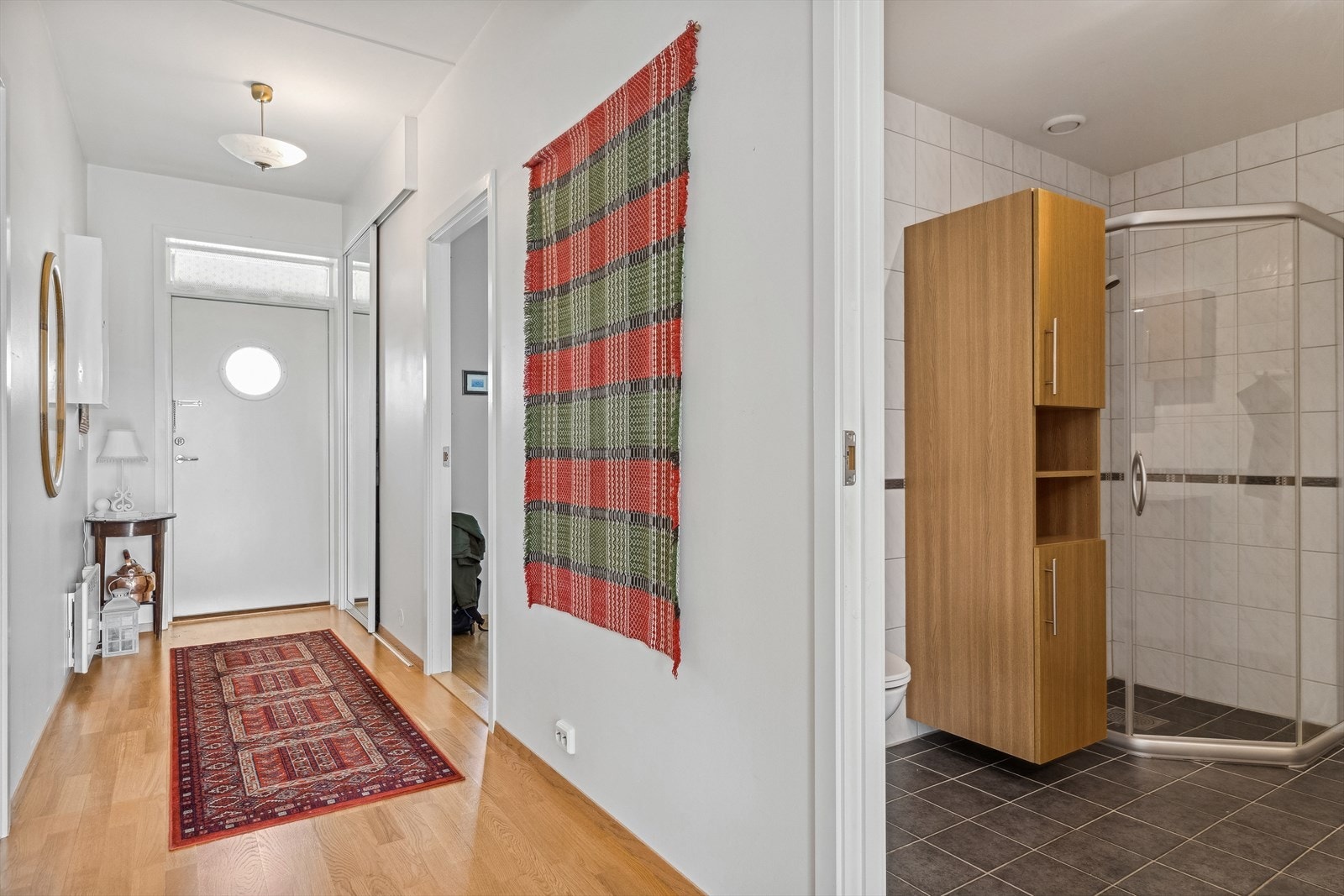 Leiligheten har en pen entré på ca. 8,5 kvm. Galleribilde