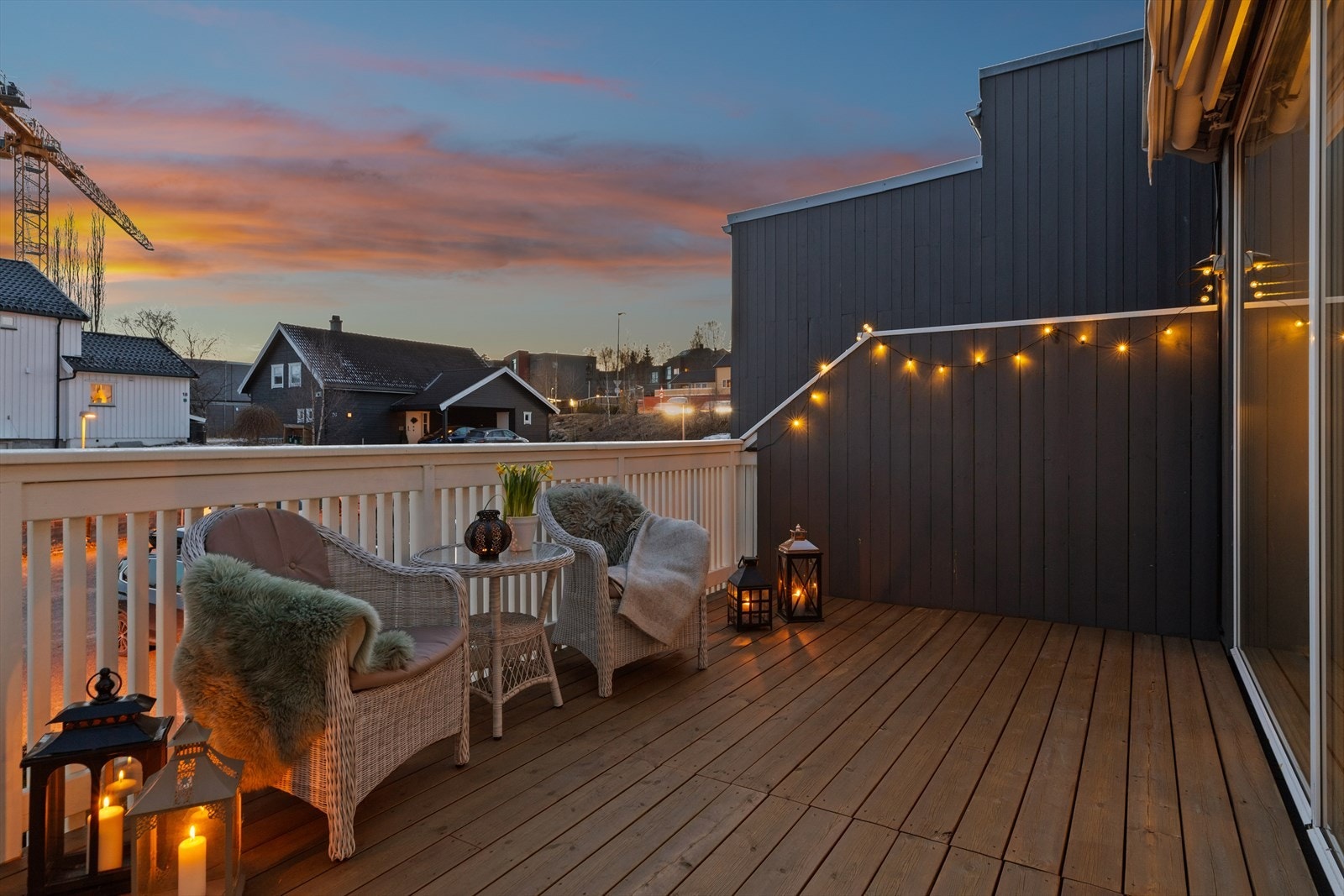 Balkongen er på ca. 14 kvm, og byr på god plass til utemøblement. Galleribilde