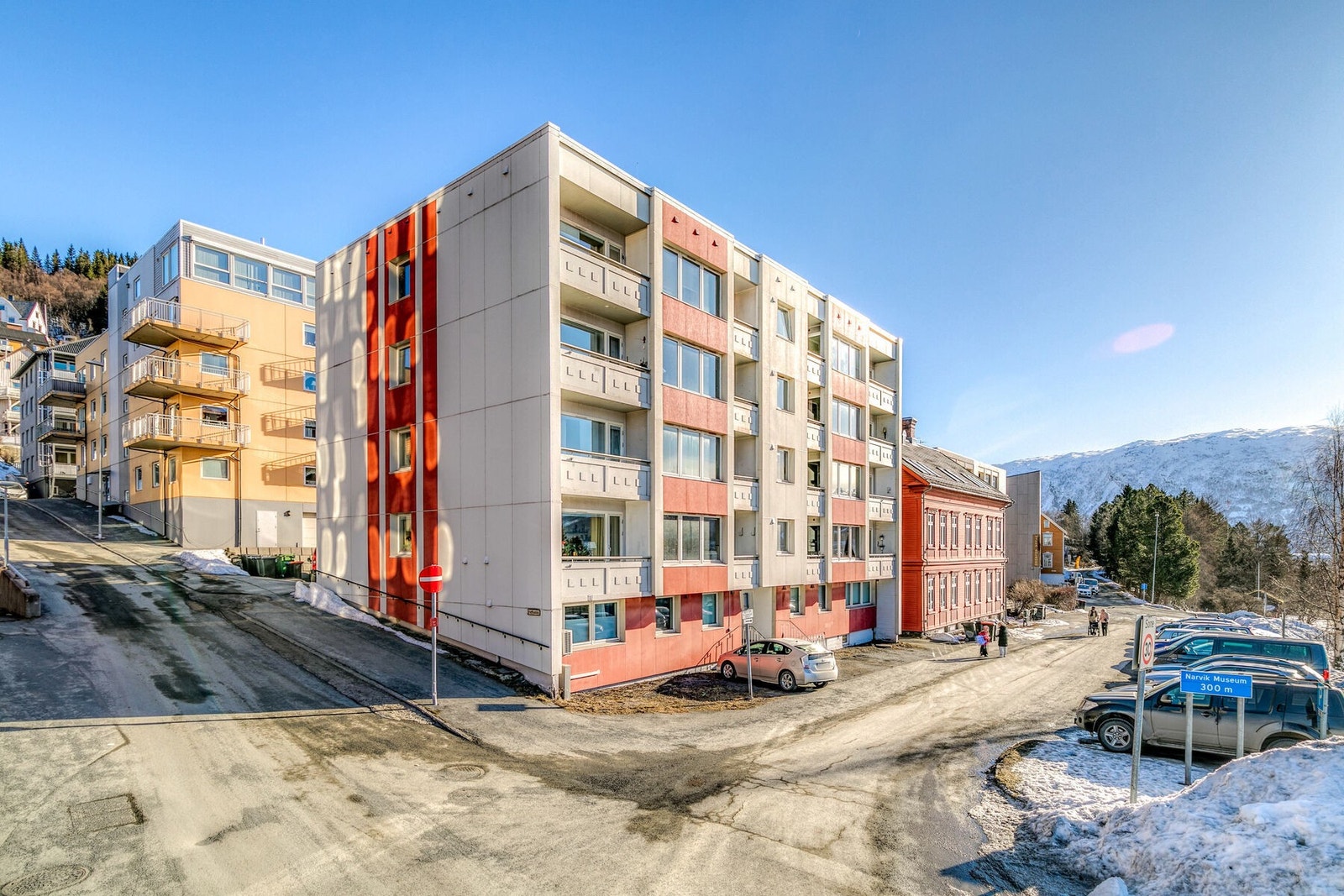 Leiligheten ligger i byggets sokkeletasje Galleribilde