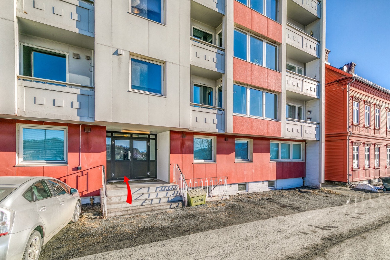 Inngang fra bakkeplan. Enkel adkomst Galleribilde