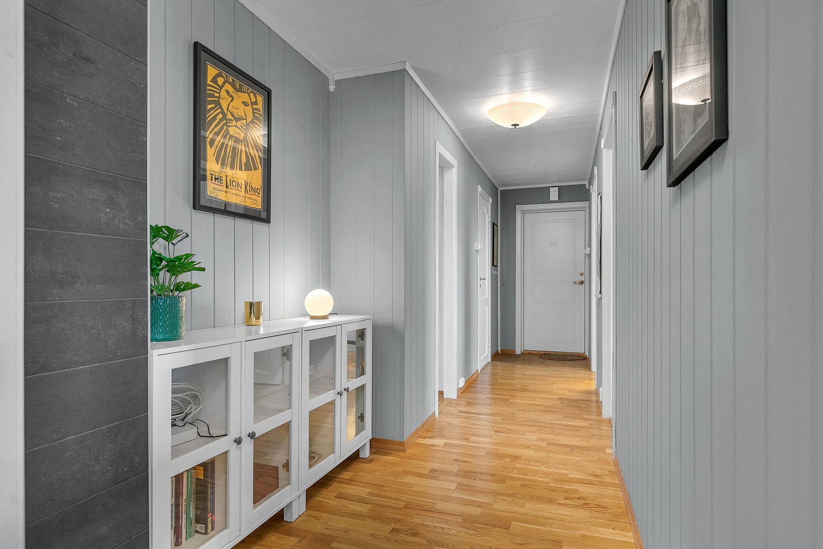 Entré/gang med plass til garderobeskap Galleribilde