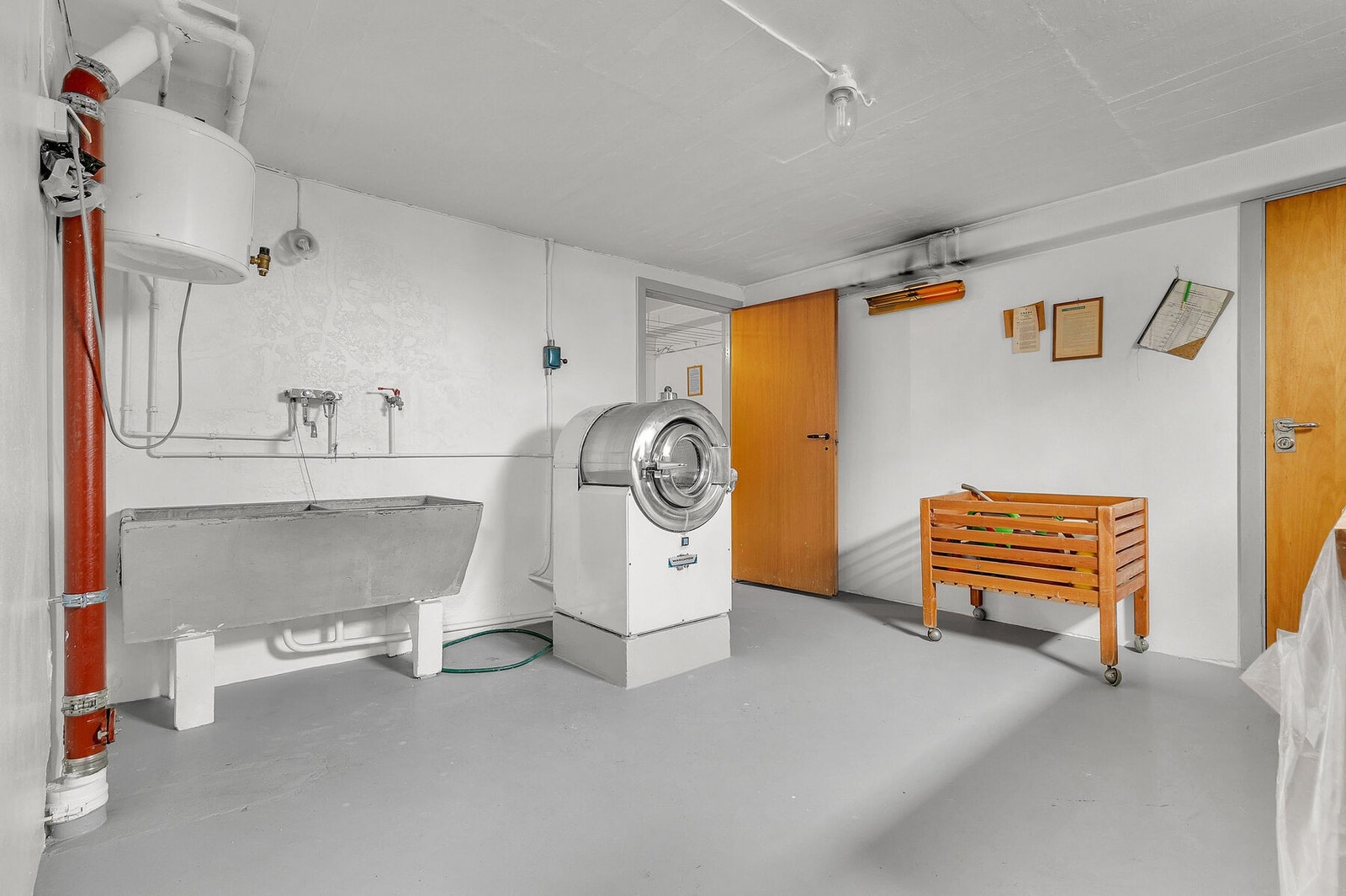 Det er også felles vaskekjeller. Denne leiligheten har opplegg til vaskemaskin på eget bad Galleribilde
